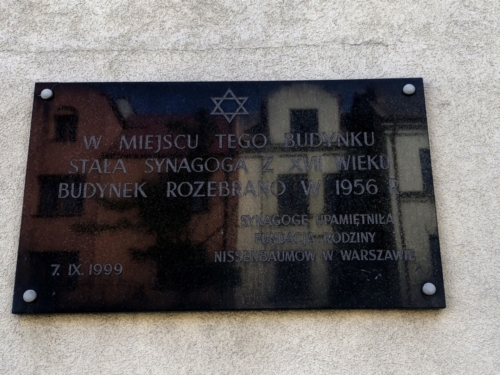 The plaque commemorating the synagogue in Płońsk located on the current building of ZUS, photo by P. Dąbrowski